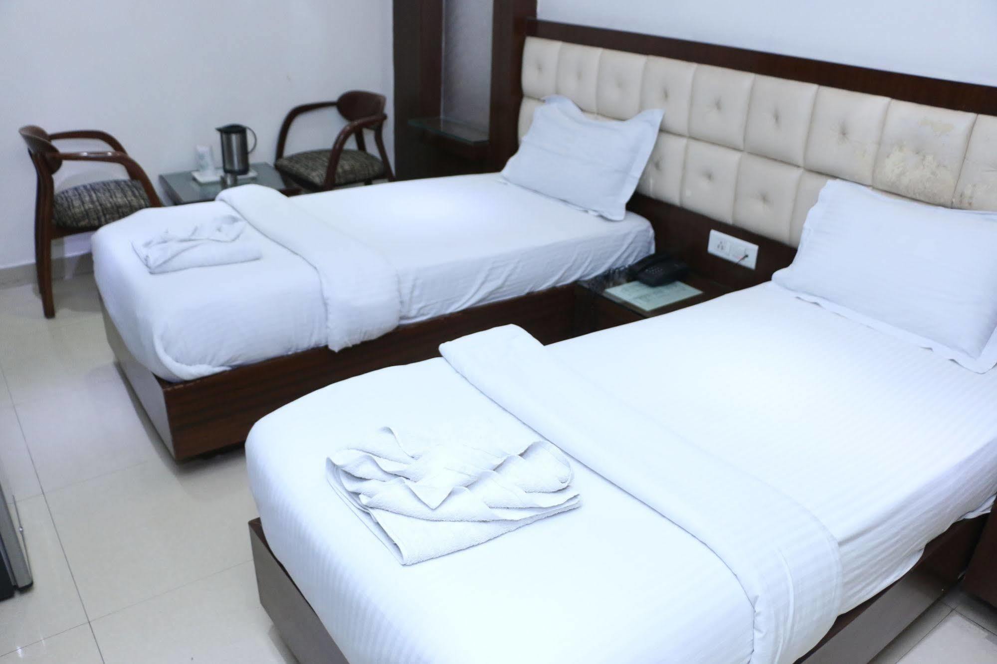 Hotel High 5 Land Делхи Екстериор снимка